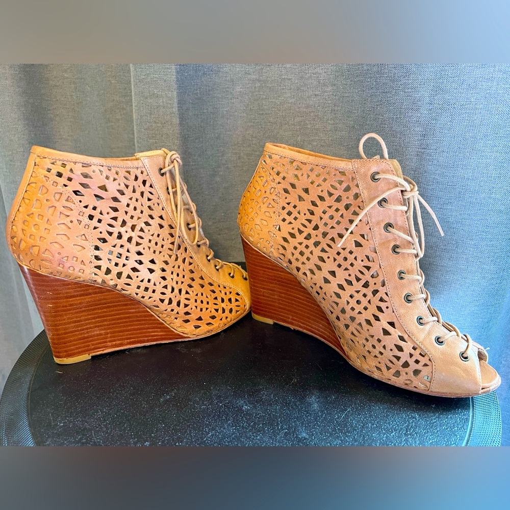 Stuart Weitzman Lasered/Perforated Tan Leather Wedge Lace Up Booties Size 9.5
